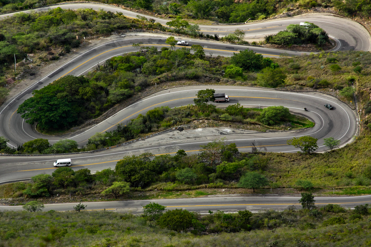 A very twisted and curvy road with traffic seen from above