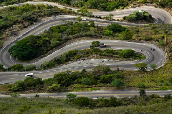 A very twisted and curvy road with traffic seen from above