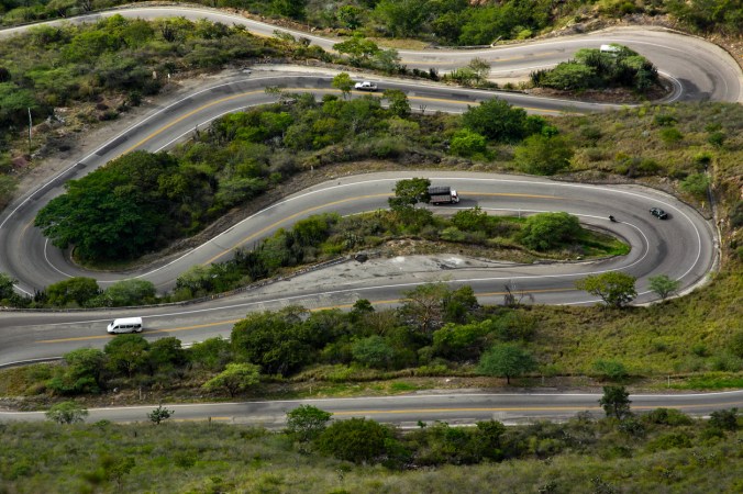 A very twisted and curvy road with traffic seen from above